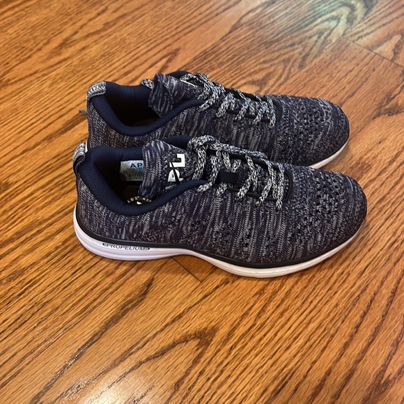 APL Woman’s Blue Techloom Prow Sneakers Size 5.5 - Picture 3 of 6